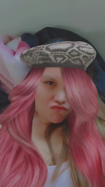 Preview for a Spotlight video that uses the Snake Beret Lens