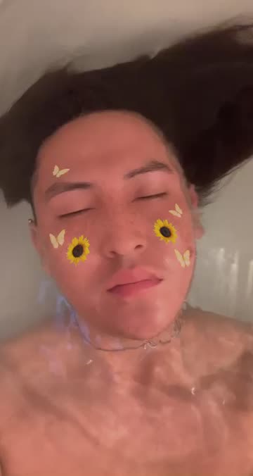 Preview for a Spotlight video that uses the sunflower Lens