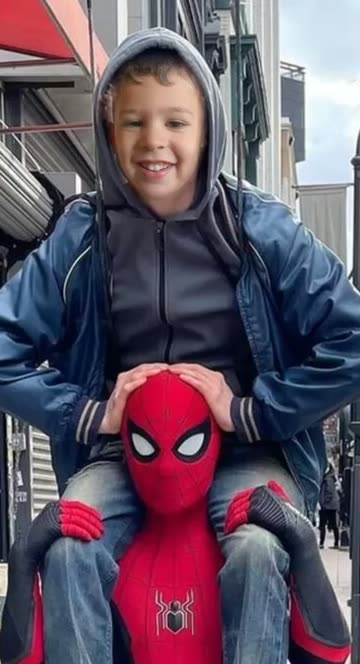 Preview for a Spotlight video that uses the Spidermansy Lens