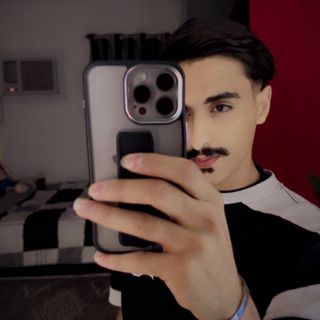 عليـ زهيــر 🙇🏼‍♂️🤍