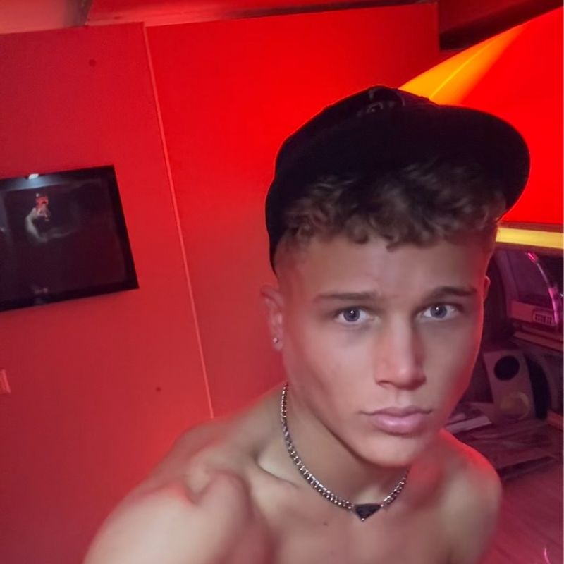 Blondestud69