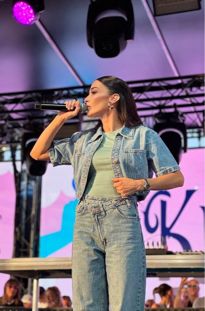  Kenza Farah