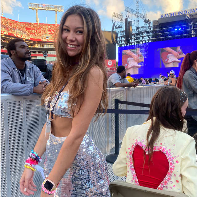 y'all know the #FestivalSzn vibes | abs !! (@abigail.saraii