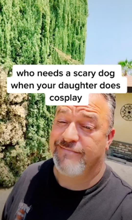 Dad roasts his cosplayer daughter 💀