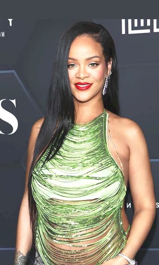 Rihanna’s Maternity Serve 💅🏼