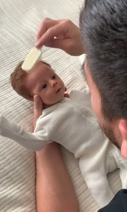 Ce nouveau-né a des cheveux incroyables !