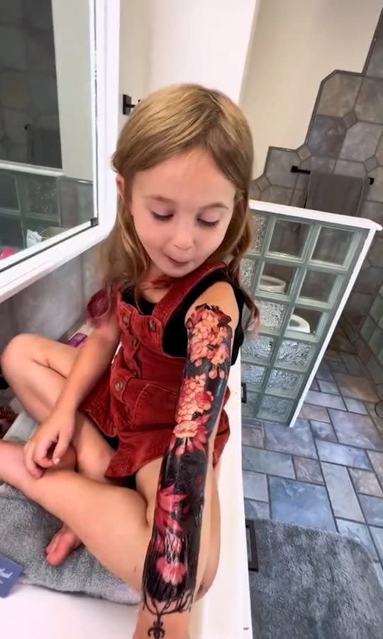 little girl's first tattoo 😱