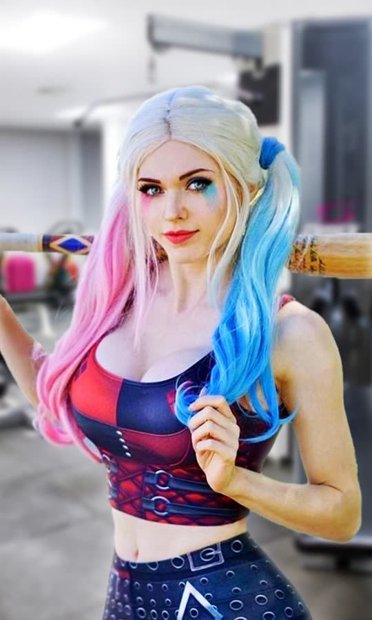 Cosplayer goes to the gym as Harley Quinn... 😍