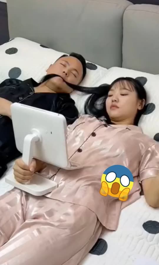 1am while my husband is asleep 😯