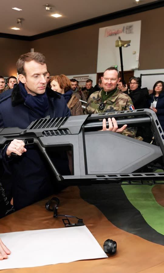 Quelle est cette arme qu'utilise Macron ?