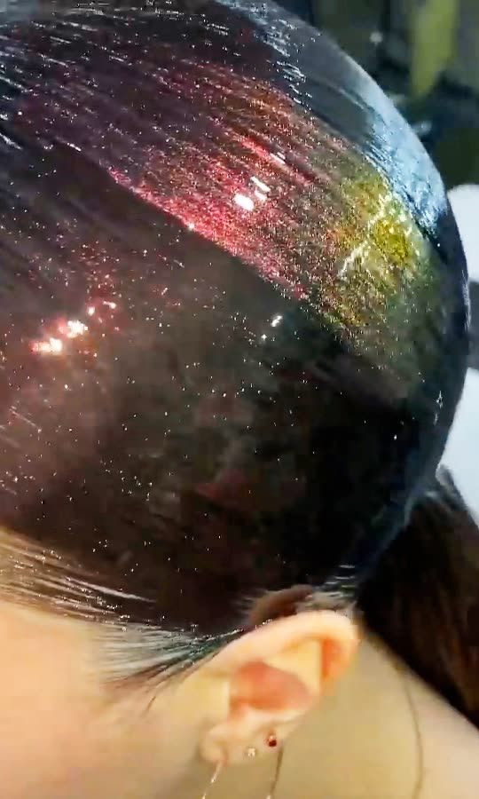 Wet-Hair Technique Creates Mirror Effect