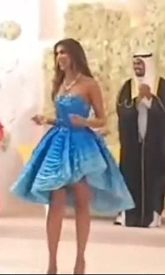 أم فستان أزرق اللي قلبت الجو بالعرس.. إيش قصتها؟