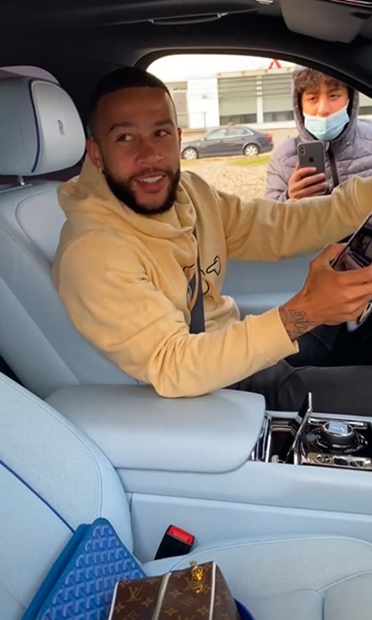 Depay steals phone from supporter