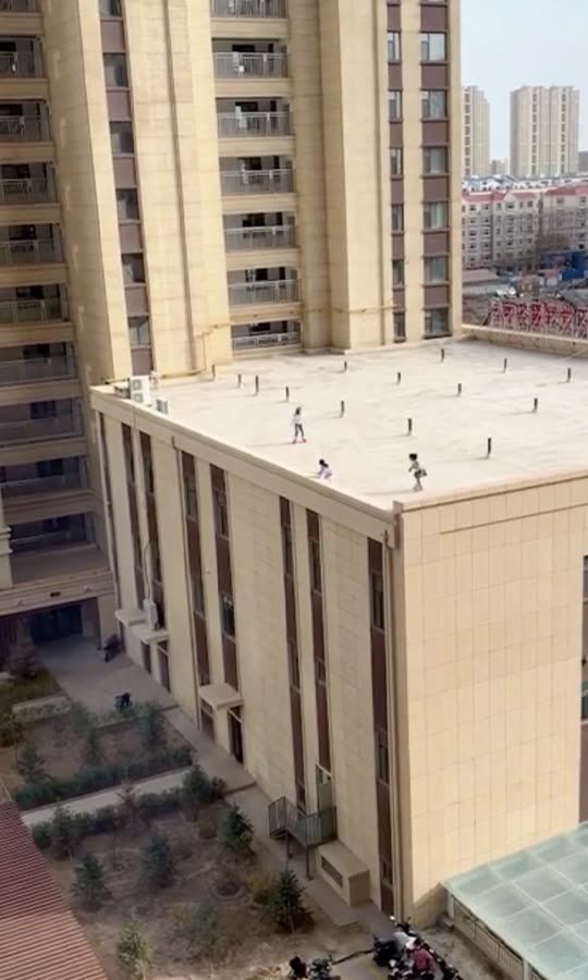 ⚠️ Schock-Bilder: Kinder spielen auf Hochhaus-Dach