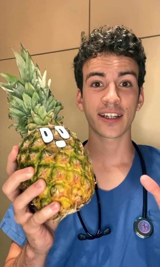 Cet étudiant en médecine opère des fruits sur TikTok