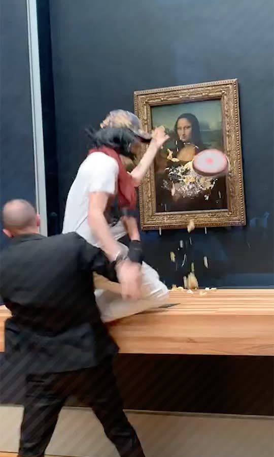Mona Lisa attaquée avec un gâteau