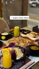 استمتع بعرض أطباق العشاء المتنوعة من مطعم درب الحرير، حيث تُقدّم أطباق شهية مثل البيتزا، المعكرونة، والخبز التقليدي مع مشروبات منعشة. اكتشف كيف يجمع هذا المطعم بين الطعم التقليدي والحديث في أجواء دافئة ومريحة. by @darbalhareer with original sound