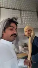 يظهر مناحي الرجباني في هذا المشهد المميز خلال لقاء مع شخصية أخرى داخل بيئة داخلية، حيث يرتدي الزي التقليدي الأنيق ويبدو أن الحديث جاد ومحترم. يُلاحظ تفاعلًا بصريًا قويًا بين الشخصيتين، مما يوحي بمحادثة ذات أهمية. يعكس المشهد جوانب من الثقافة والهوية، ويستفز الفضول حول سياق اللقاء. by @manahi.20 with manahi.20 by Original Sound