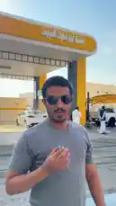 رجل يرتدي نظارات شمسية ويقف أمام مغسلة أربع قطرات للسيارات، يعرض جهازًا صغيرًا في يده بينما تمر سيارة بيضاء عبر المغسلة في الخلفية. المشهد يُظهر عملية الغسيل الحديثة والفعالة التي توفرها هذه المغسلة. by @wash.4drops with Original Sound by wash.4drops