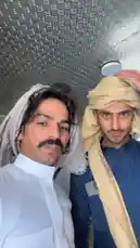 يظهر مناحي الرجباني في هذا المشهد المثير للجدل داخل مقصورة معدنية صغيرة، يتحدث بحماس شديد مع رجل آخر يرتدي ثوبًا أزرق وغطاء رأس كريمي. تُظهر الحركة والتعبيرات الجسدية والصوت العالي أن هناك نقاشًا حادًا أو موقفًا متوترًا يحدث بينهما. يلفت مناحي انتباه المشاهد مباشرةً بالكاميرا، مما يوحي بأن هذا لحظة مخطط لها ضمن محتوى قصير. by @manahi.20 with manahi.20 by Original Sound