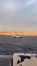 شاهد شاحنة نيسان نافارا بيضاء تقوم بمناورات دخانية مذهلة في ساحة فارغة واسعة. يظهر التأثير البصري المثير للدهشة مع الدخان الكثيف الذي يتصاعد من العجلات الخلفية أثناء الانعطاف والتسارع. المشهد ملتقط في وقت الغروب، مما يضفي جواً درامياً على الأداء الرياضي للسيارة. هذا الفيديو يبرز قوة السيارة ومهارات السائق في أداء حركات التحكم بالسيارات. by @zf_v81 with Original Sound by Contains: Words - Skylar Grey