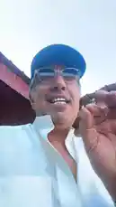 يظهر عبدالرحمن المنيفي في هذا الفيديو بأسلوبه الخاص، حيث يتجول في مكان مفتوح تحت سماء صافية ويشعر بالانتعاش. يرتدي قبعة ونظارات شمسية وقميصًا أبيض، ويبدو أنه يتحدث مباشرة إلى الكاميرا، مما يخلق تفاعلًا مباشرًا مع الجمهور. يُظهر المشهد جوانب من الطبيعة المحيطة، مثل الأشجار والسماء الزرقاء، مما يعزز الشعور بالحرية والاسترخاء. يعكس هذا المحتوى جوانب من نمط حياة المغامرة والراحة. by @mr.mneifi with Original Sound by mr.mneifi