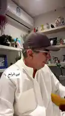 في هذا المشهد، يظهر عبدالرحمن المنيفي وهو يتحدث مباشرة إلى الكاميرا في بيئة داخلية مريحة. يرتدي قبعة رياضية ونظارات شمسية ويبدو أنه يشارك أفكاره حول كيفية التعامل مع الأخطاء والسوء الفهم بين الناس. يشجع في حديثه على عدم إعطاء الأعذار للذات بطريقة غير منطقية، ويؤكد على أهمية التسامح والتفاهم، مستخدمًا أمثلة من الحياة اليومية مثل 'العسل' و'الخمر' لشرح وجهة نظره. يهدف المحتوى إلى توجيه جمهوره نحو فهم أفضل للعلاقات الإنسانية. by @mr.mneifi with Original Sound by mr.mneifi