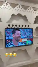 في هذا المشهد، يظهر فيصل السهلي وهو يتابع مباراة كرة قدم حاسمة لفريق برشلونة على شاشة تلفزيونية كبيرة داخل غرفة ذات تصميم داخلي فاخر. تُظهر الشاشة لحظات انتصار مميزة، حيث يحتضن نجوم الفريق بعضهم البعض، بينما يظهر لاعب برشلونة، ليونيل ميسي، وهو يبتسم بفخر. يعكس المشهد جوًا من الحماس والفرح، مع تفاعل صوتي من فيصل السهلي الذي يعبر عن سعادته بالنتيجة. يسلط الفيديو الضوء على لحظات الاحتفال الرياضي، ويجمع بين عناصر الترفيه والمشاعر القوية المرتبطة بمحبي كرة القدم. by @snap_alshle with Original Sound by snap_alshle
