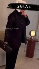 شاهد عرض أزياء من تشكيلة أرتال أرتال، حيث تقدم عارضة أزياء امرأة مسلحة بحجاب أبيض وفستان أسود فاخر مطرز بالكامل، يُظهر تصميمًا أنيقًا وعصرًا. يُظهر الفيديو أيضًا حقيبة يد سوداء مطابقة، ويتم عرض الإطلالة في بيئة داخلية أنيقة مع ضوء لامع. يركز المحتوى على التصميم الدقيق والتفاصيل، مما يجعله مثاليًا لمحبي الموضة الإسلامية والأناقة اليومية. by @artal.street with artal.street by Original Sound