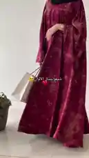 استعرض هذه المرأة أجمل الألوان من مجموعات Khial Abaya، علامة تجارية من محمد في خيال. تظهر في الفيديو أزياء عربية كلاسيكية بألوان وتصاميم رائعة، مع حقيبة تسوق بيضاء تحمل شعار العلامة التجارية. يُظهر الفيديو تشكيلة من الألوان مثل الأحمر الداكن، الأرجواني، والبني، مما يعكس أناقة وتنوع التصاميم. by @mohammed_aldrop with Original Sound by mohammed_aldrop