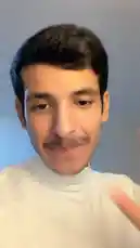 في هذا الفيديو، يتحدث فيصل السهلي بأسلوب مباشر ومليء بالانفعالات الإيجابية عن أهمية الراحة النفسية والثقة بالله. من خلال حركات يده وتعبيرات وجهه المتنوعة، يقدم نصائح عملية حول التخلّي عن القلق والتفكير الزائد. يُشجع المستمعين على الاسترخاء وترك الأمور في يد الله، مستخدمًا تشبيهًا قويًا برحلة الطائرة التي لا يعرف الركاب طيارها، ولكنهم يستمتعون بالرحلة بثقة. ينقل فيصل رسالة إيجابية حول تقبل القدر والطمأنينة، مما يجعل هذا الفيديو مثاليًا لأولئك الذين يبحثون عن محتوى داعم ومحفّز. by @snap_alshle with Original Sound by snap_alshle