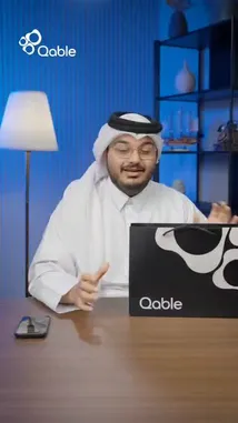 في هذا الفيديو، نستعرض منتجات Qable للشحن السريع. يظهر المقدم كابل USB-C بقدرة 240 واط و100 واط، ويشرح ميزاته مثل التصميم المقاوم للتمزق والتوافق مع أجهزة الشحن ذات المنفذين. كما يقدم شاحن USB-C بقدرة 45 واط وبنك طاقة، ويوضح كيفية استخدامها لشحن الأجهزة بسرعة. by @qable_qa with Original Sound by qable_qa