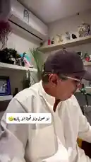 يظهر عبدالرحمن المنيفي في هذا الفيديو وهو يرتدي قبعة رياضية ونظارات شمسية، ويتحدث بجدية من داخل منزله. يجلس أمام خلفية تحتوي على رفوف بها نباتات وزخارف، ويستخدم لغة جسد معبّرة أثناء الحديث. يتناول موضوعًا حول توقعات الأبناء، ويقارن بين مستويات التعليم، ويذكر أن بعضهم قد لا يتمكن من العيش على نفس المستوى الذي نعيشه. كما يشير إلى قصة أخرى عن خطوبة، ويتحدث عن توقعات الأم والابنة في هذه المناسبة. يُظهر المنيفي تفكيرًا عميقًا في قضايا اجتماعية وعائلية. by @mr.mneifi with Original Sound by mr.mneifi