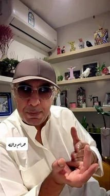 في هذا المشهد، يتحدث عبدالرحمن المنيفي بأسلوبه المباشر والعميق، مستخدمًا أمثلة من الحياة اليومية لشرح أهمية التوافق والتسامح بين الزوجين. يجلس في بيئة منزلية دافئة، يرتدي قبعة ونظارات شمسية، ويستخدم لغة جسد تعبيرية أثناء حديثه عن كيفية التعامل مع الهوايات المختلفة داخل الأسرة، مثل امتلاك الحمام أو الكلاب، وتأكيد أن الرضا الزوجي يجب أن يكون مبنيًا على أسباب مقنعة وليس على إرضاء شخص واحد فقط. by @mr.mneifi with Original Sound by mr.mneifi