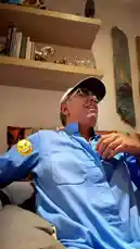 في هذا الفيديو، يظهر عبدالرحمن المنيفي وهو يجلس في مكان مريح ويتحدث مباشرة إلى الكاميرا. يرتدي قبعة بيضاء ونظارات شمسية وقميصًا أزرق فاتح، ويستخدم لغة الجسد والتعبيرات الوجهية أثناء حديثه. يبدو أن المحتوى هو محادثة عفوية أو تدوين يومي، حيث يشارك جزءًا من يومه مع جمهوره. by @mr.mneifi with Original Sound by mr.mneifi