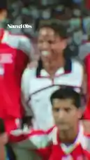 Cette vidéo raconte l'histoire méconnue de la rencontre entre les États-Unis et l'Iran lors de la Coupe du Monde de football 1998 en France. Elle explore les tensions diplomatiques profondes entre les deux nations, remontant à la crise des otages américains de 1979, et comment cette rivalité s'est reflétée sur le terrain pendant la cérémonie d'avant-match. La scène est marquée par un échange de poignées de main sous haute surveillance et une décision stratégique prise par la FIFA pour faciliter les relations. by @lenouvelobs with Original Sound by lenouvelobs