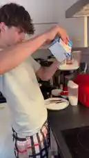 In einer herzerwärmenden Szene aus dem Alltag der Familie Mimisfamilienleben zeigt ein Junge namens Franz, wie er ganz alleine Vanillepudding für seine gesamte Familie zubereitet. Von der Milch bis zum Ei und dem köstlichen Pudding, den er dann mit seinen Geschwistern teilt, ist dieser Clip ein lebendiges Beispiel dafür, wie Kinder Verantwortung übernehmen und Freude durch das Kochen schenken. Der Vater berichtet im Voice-over, wie sehr ihn dieser Moment bewegt hat, weil Franz es einfach machen wollte, um anderen eine Freude zu bereiten. by @mimi6kids with Original Sound by mimi6kids