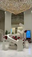 This video showcases a stunningly decorated wedding hall, perfect for inspiration. It features a modern white spiral arch adorned with red and pink flowers, a grand stage with a long white sofa and floral arrangements, and elegant guest seating with gold chairs and glass tables. A large crystal chandelier illuminates the space, creating a luxurious atmosphere. The video provides a comprehensive tour of the venue's setup, ideal for couples planning their special day. by @me_ha73 with Original Sound by me_ha73