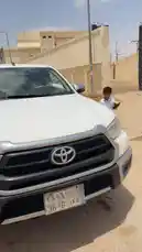 يظهر مناحي الرجباني في هذه اللقطات وهو يقود شاحنة بيضاء ذات تصميم رياضي، ويرتدي الزي التقليدي الأبيض. يبتسم ويتواصل بشكل ودود مع شخص خارج السيارة، مما يعكس جوًا اجتماعيًا إيجابيًا في بيئة حضرية مفتوحة. by @manahi.20 with manahi.20 by Original Sound