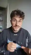 In diesem informativen Video erklärt der YouTuber Schliingeel die biologischen und evolutionären Gründe für braune Augen. Er zeigt, wie das Pigment Melanin Licht absorbiert und somit als natürlicher Sonnenschutz fungiert, wodurch braune Augen tiefer und dunkler wirken. Der Sprecher betont auch, dass über 70 % der Weltbevölkerung braune Augen haben und verbindet dies mit kulturellen Assoziationen von Stärke und Geheimnis. Das Video kombiniert klare Erklärungen mit visuellen Grafiken, um die komplexe Thematik zugänglich zu machen. by @schliingeel with Original Sound by schliingeel
