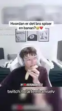 Watch streamer Artem Hamselv react live on his Twitch channel twitch.tv/artemhamselv as he eats a banana during a broadcast. The on-screen text 'Hvordan er det bro spiser en banan?' (How does it work bro eating a banana?) suggests a humorous or viral moment is being discussed. This clip captures a real-time interaction where Artem engages with his audience while casually snacking. by @artems-snap with Original Sound by artems-snap