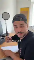 Ein Mann zeigt, wie man mit der Cäsar-Verschlüsselung Nachrichten verschlüsselt. Er schreibt das Alphabet zweimal auf, verschiebt die Buchstaben und verwandelt den Namen 'Ronaldo' in 'AXWJUMX'. Dies ist eine klassische Verschlüsselungsmethode, bei der jeder Buchstabe durch einen anderen ersetzt wird. Der Sprecher erklärt, dass dies eine Verschiebung um neun Buchstaben ist, und stellt die Zuschauer vor die Herausforderung, das Rätsel zu lösen. by @schliingeel with Original Sound by schliingeel