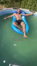 Ein Mann liegt entspannt auf einer blauen Luftmatratze in einem runden Pool und genießt die Sonne. Der Text im Video beschreibt ihn als einen ehemaligen Jäger, der sich nun für das Energiesparmodus entschieden hat. Die Szene vermittelt ein Gefühl von Ruhe und Entspannung. by @mimi6kids with Original Sound by mimi6kids