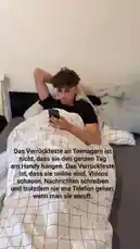 A young man lies in bed all day, glued to his phone. This scene perfectly illustrates the modern teenage struggle with constant connectivity and digital dependency. The German text overlay humorously highlights the expectation to be online 24/7 and the reluctance to answer calls. by @mimi6kids with Original Sound by Contains: Ain't It Fun (Radio Edit) - Paramore