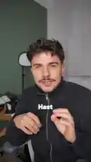 Ein Mann in einem dunklen Rollkragenpullover sitzt vor einer Kamera und erklärt ein klassisches Logikrätsel. Auf dem Bildschirm über ihm wird die Geschichte visuell dargestellt: Vier Affen versuchen eine brennende Leiter zu erklimmen, wobei nur einer einen gelben Regenmantel trägt. Der Erzähler analysiert die logische Konsequenz der Handlung, indem er erklärt, dass der Affe im Regenmantel der einzige ist, der 'hochgeklettert' ist, während die anderen versuchten, ihn zu erreichen. Die Szene spielt sich auf einem grünen Hintergrund ab, und der Erzähler nutzt Gestik, um seine Erklärung zu unterstreichen. by @schliingeel with Original Sound by schliingeel