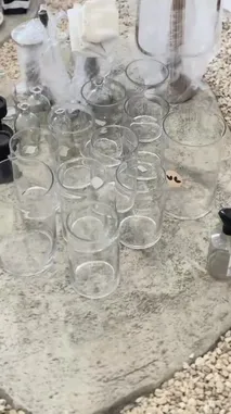 تابعوا عبير ال زيدان في رحلة إبداعية من التحضير إلى الإنجاز، حيث تُظهر خطوات تزيين حفلة رومانسية مثالية. من إعداد الطاولة بأناقة مع شموع وورود حمراء، إلى ترتيب كراسي بأشرطة سوداء وأوراق مكتوبة بخط يد جميل، ثم إضافة لمسات سحرية مثل البالونات الحمراء والزهور البيضاء على شكل قلب. تُظهر عبير أيضًا تفاصيل تجميل الحمام بالبتلات الحمراء، مما يعكس اهتمامها بالتفاصيل الدقيقة. هذا الفيديو هو دليل عملي ومُلهم لكل من يبحث عن أفكار تزيين حفلات فاخرة ورومانسية. by @gift_arts1 with gift_arts1 by Original Sound