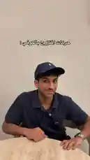 في هذا الفيديو الكوميدي، يظهر فيصل الحربي وهو يجلس على طاولة ويتحدث بطريقة مبالغ فيها ومضحكة، محاكياً شخصية بائع حلويات يرفض بيع الحلويات بسعر معقول. يُظهر فيصل تعبيرات وجه قوية وحركات يد جذابة أثناء المزاح، م��ا يخلق جواً فكاهياً ممتعاً. by @ictil1 with Original Sound by ictil1