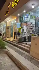 جولة داخل متجر حديث في الجبيل، يعرض مجموعة واسعة من الأزياء الرجالية، بما في ذلك قمصان كرة القدم، مع عرض بارز للحقائب السفر على الدرج أمام المتجر. يظهر صوت المذيع يروي عن الخدمات المتوفرة، مما يوحي بأن هذا المحتوى هو إعلان ترويجي لخدمات المتجر. by @dalilnet with Original Sound by dalilnet
