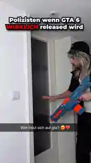 Ein Gaming-Stream von LeyiiiN wird plötzlich zu einer realen Polizei-Dramatik. Ein Mann in Polizeiuniform und mit Schusswaffe betritt den Raum, während LeyiiiN am PC sitzt. Die Szene ist eine humorvolle Parodie auf GTA 6, bei der LeyiiiN wegen 'illegalen Waffenbesitzes' verhaftet wird – nur weil er das Spiel spielt. Die Reaktionen sind überraschend echt, bis die Polizisten feststellen, dass es sich um ein Missverständnis handelt. by @leonr47 with Original Sound by leonr47