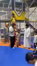 في هذا العرض الممتع من جوكو للترفيه، يتفاعل أكروبات مهرجان ملونون مع الأطفال في بيئة داخلية آمنة ومرحة. يظهر أكروباط على أرجل طويلة، بينما يتحدث مقدم الحدث مع طفل صغير، ويستجيب الأطفال بالتصفيق والحماس. يُظهر المشهد فرحة الأطفال وتفاعلهم مع الأداء، مما يعكس جوًا عائليًا مثاليًا للترفيه. by @gioco_23 with Original Sound by gioco_23